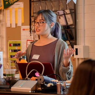 Gabrielle Write gives a guest lecture to Carondelet biology students.